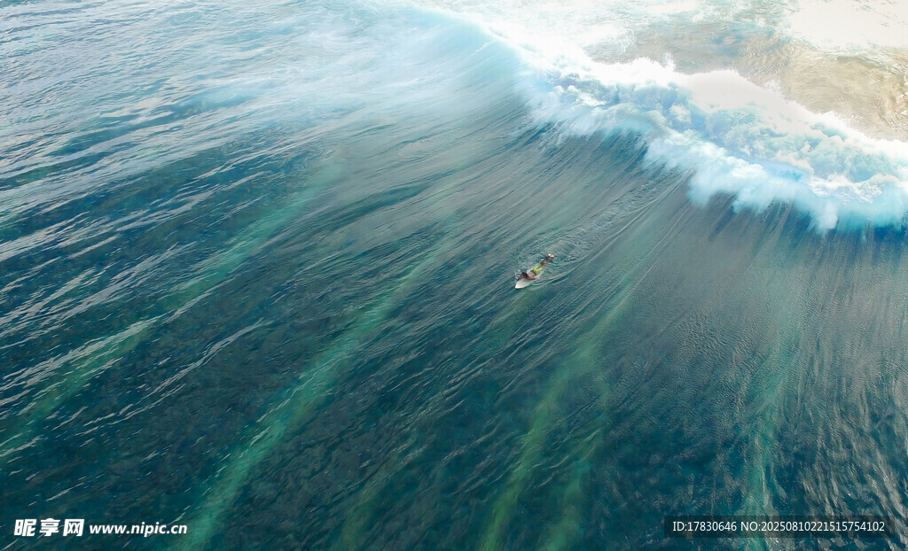 海上绿波翻涌美景