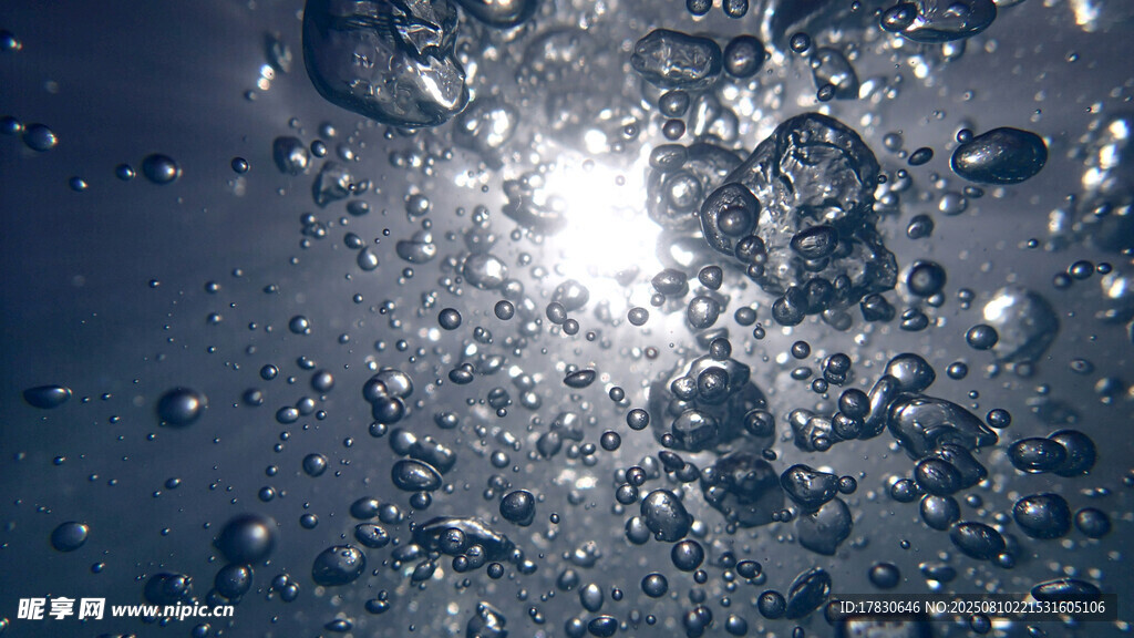 阳光下的水滴晶莹剔透