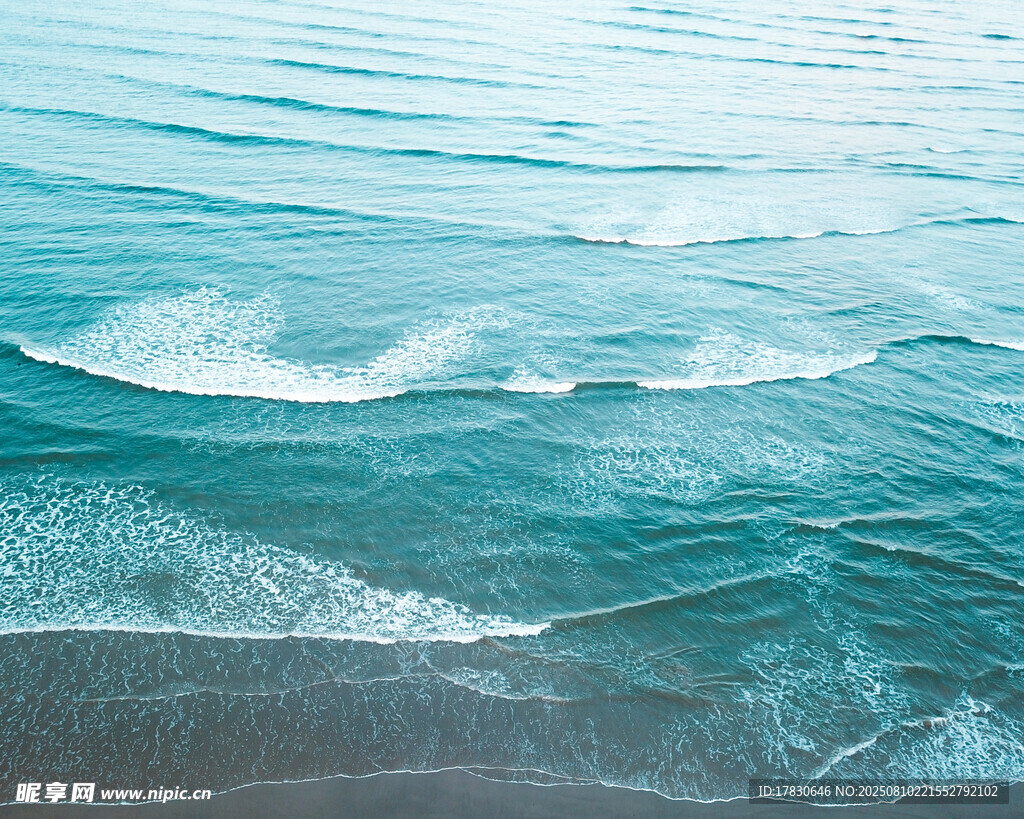 海边海浪轻拍沙滩