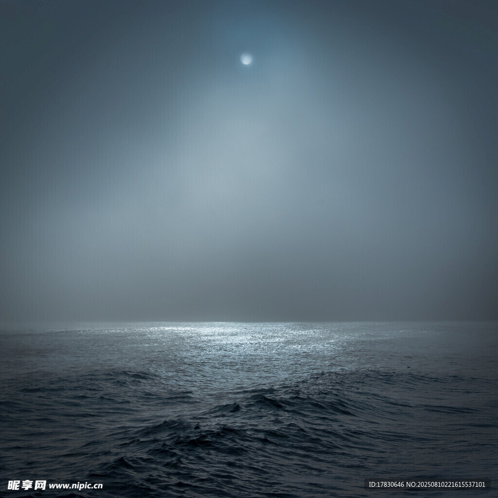 月夜下的静谧海面