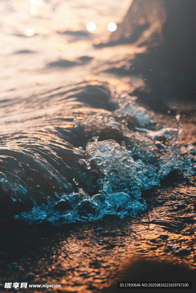 夕阳下的海浪