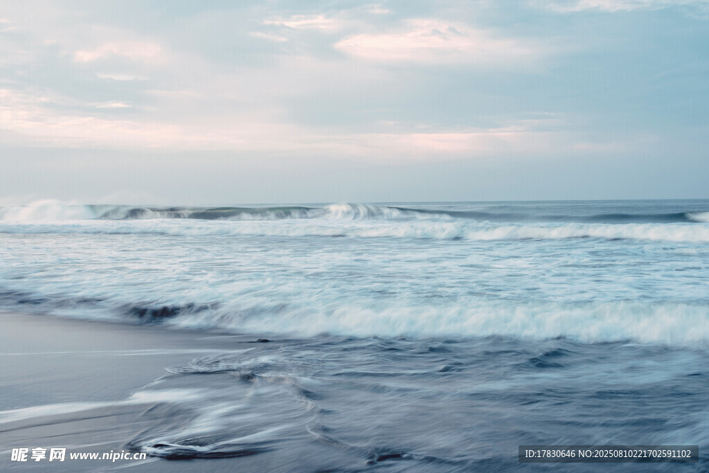 海边海浪轻拍沙滩美景