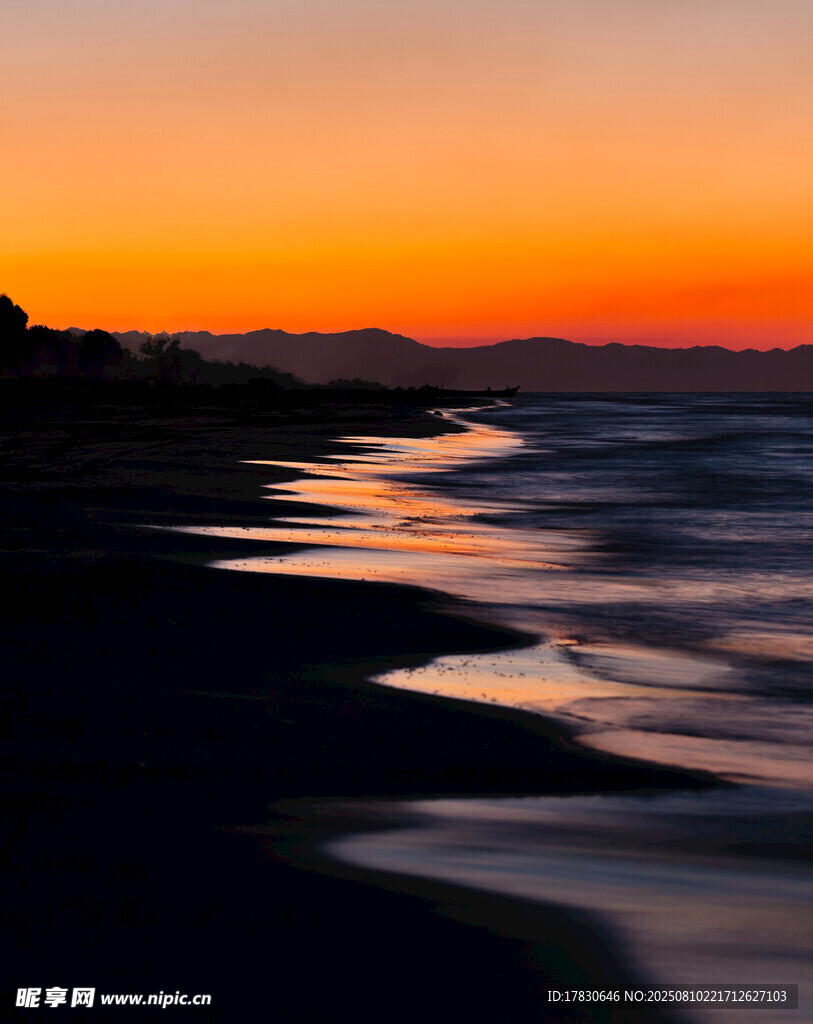 夕阳下的海滩美景