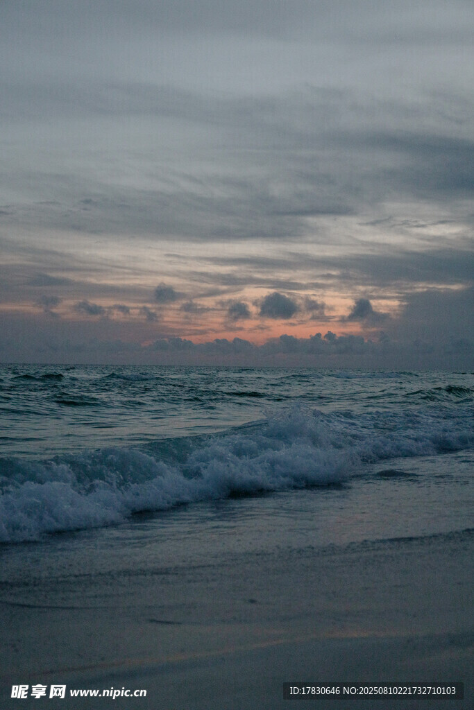 海边日落时分的海浪景观