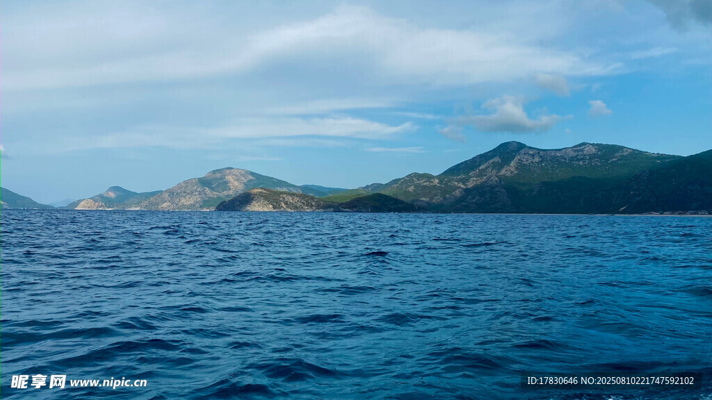 碧海蓝天中的连绵岛屿