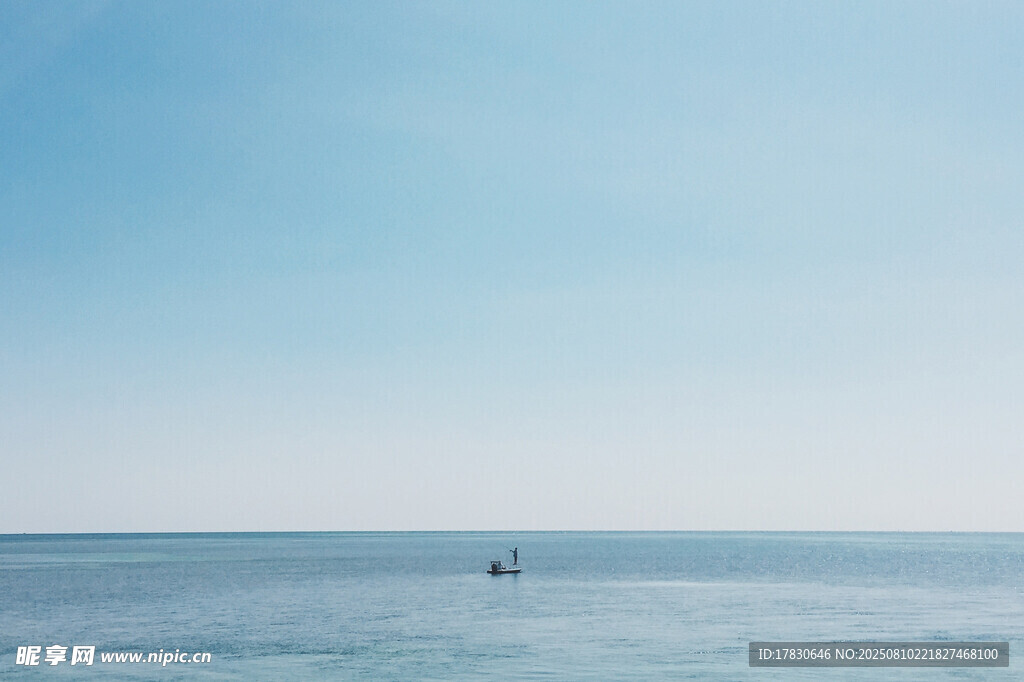 广阔海面孤舟