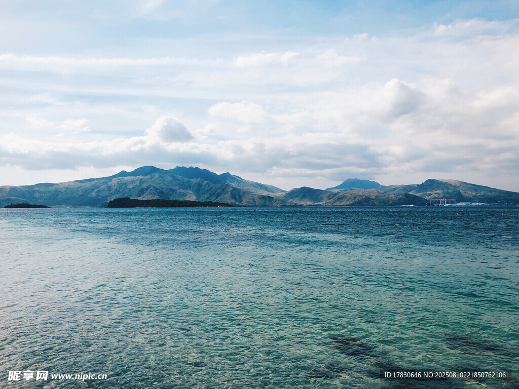 清澈海域与远处山峦美景