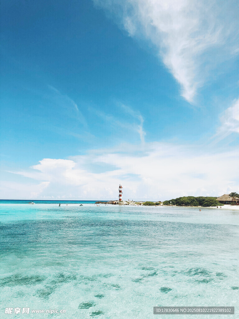 碧海蓝天中的灯塔美景