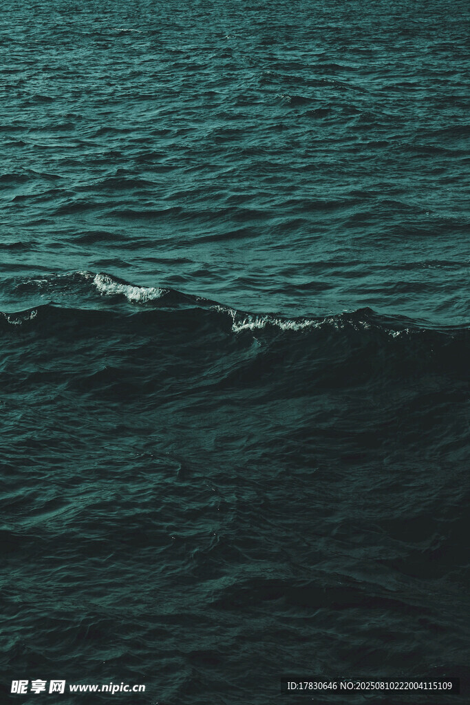 深蓝海面泛起小波浪