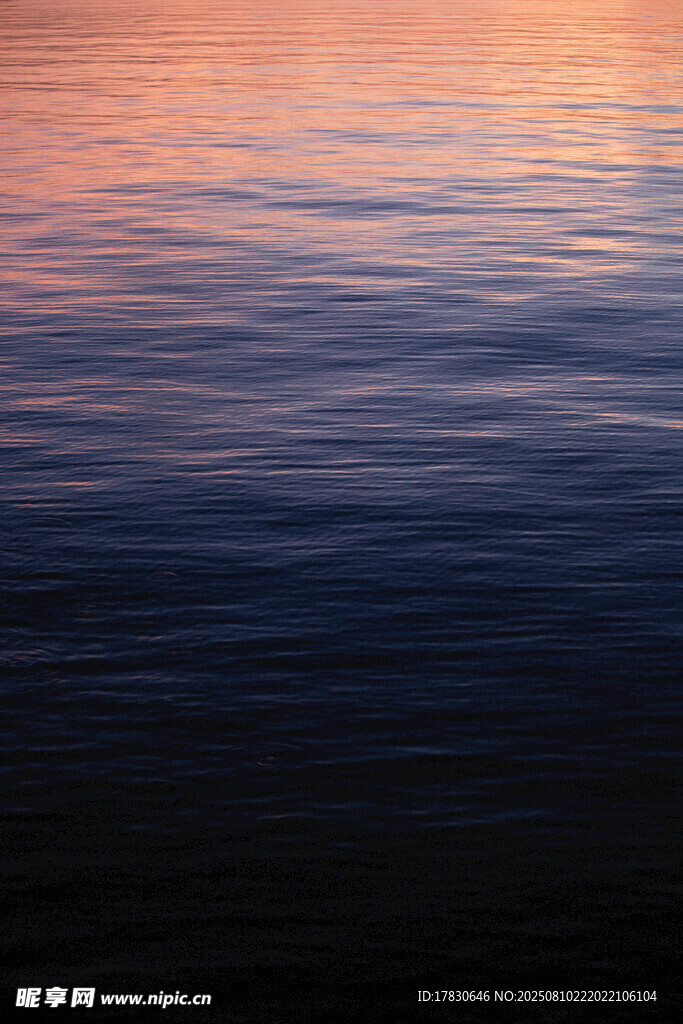 夕阳下的波光粼粼水面