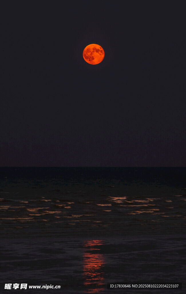 海上红月夜景