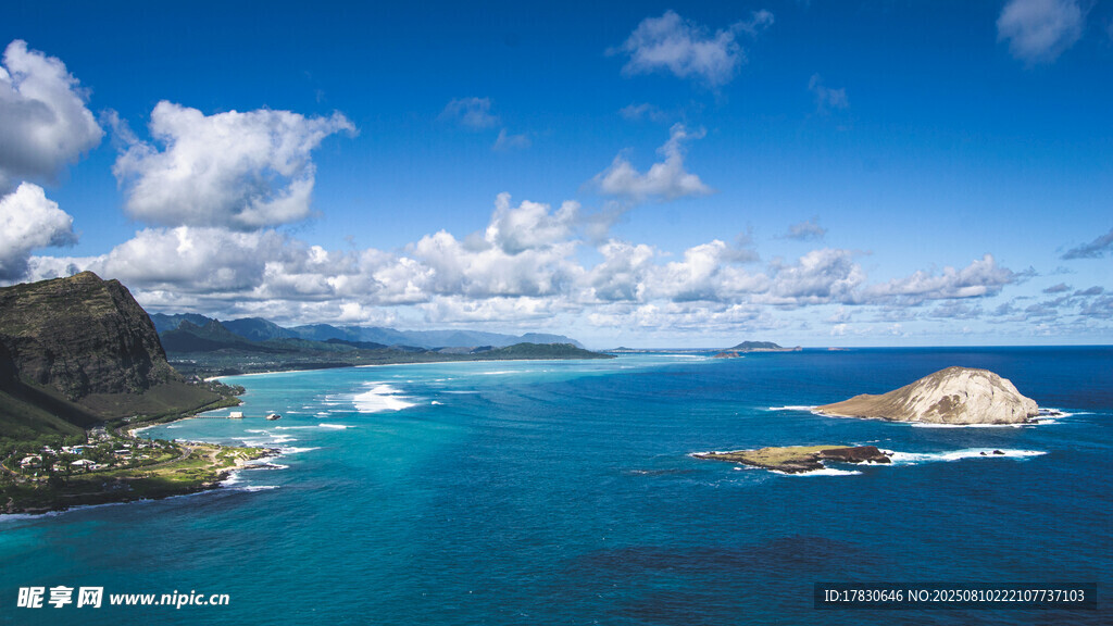 碧海蓝天中的美丽海岛