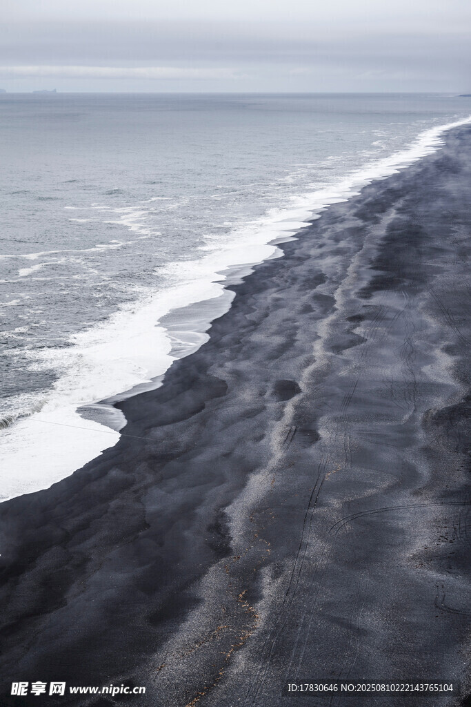 黑色沙滩与海浪景观