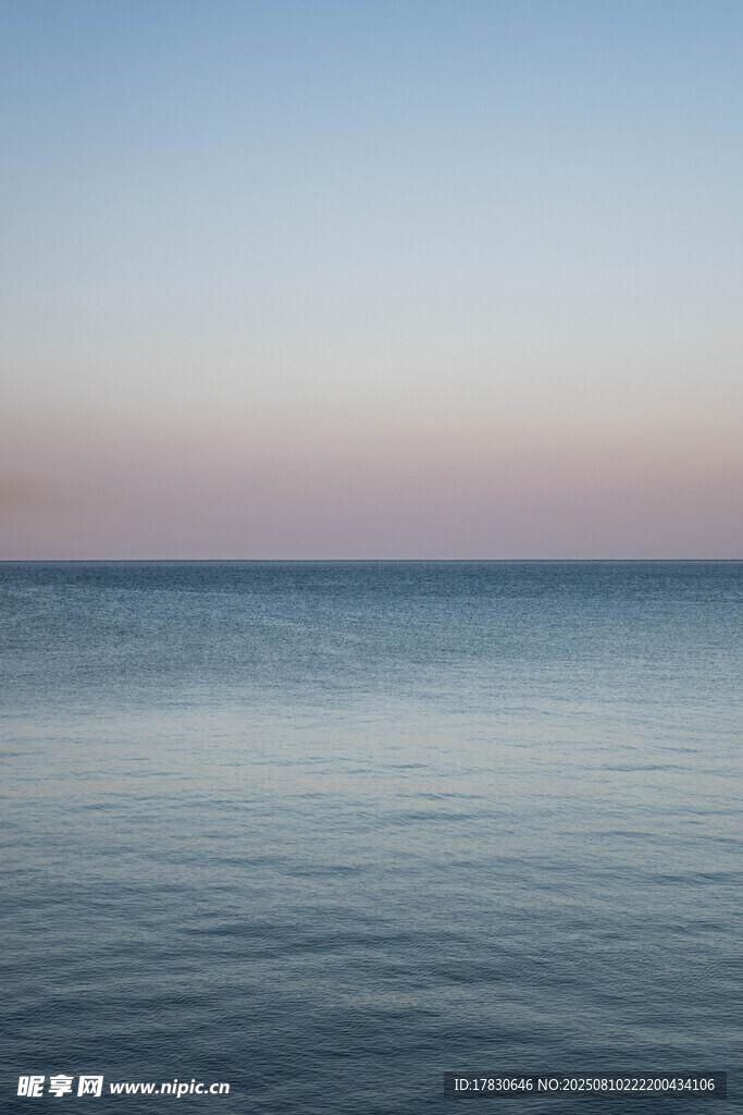 宁静海面的黄昏美景