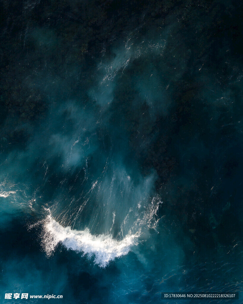 海上船只破浪前行
