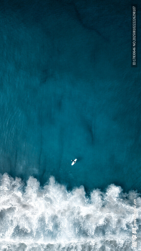 海浪翻涌的蓝色海洋