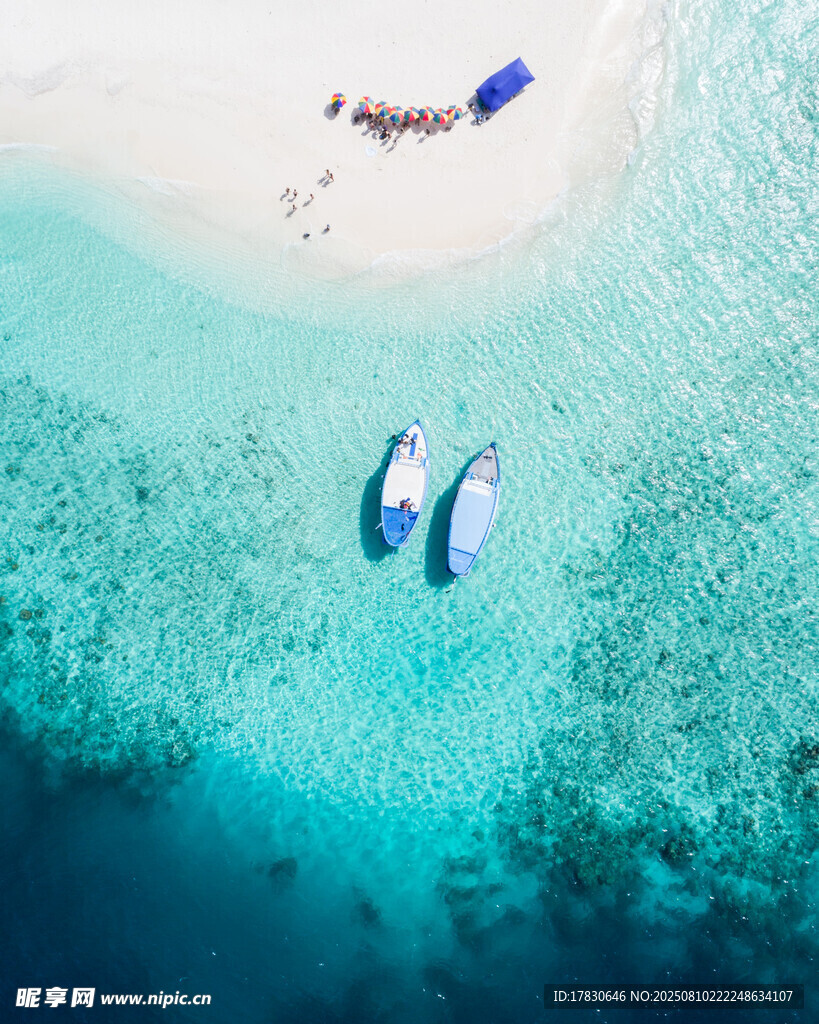 俯瞰碧海双船的绝美海景