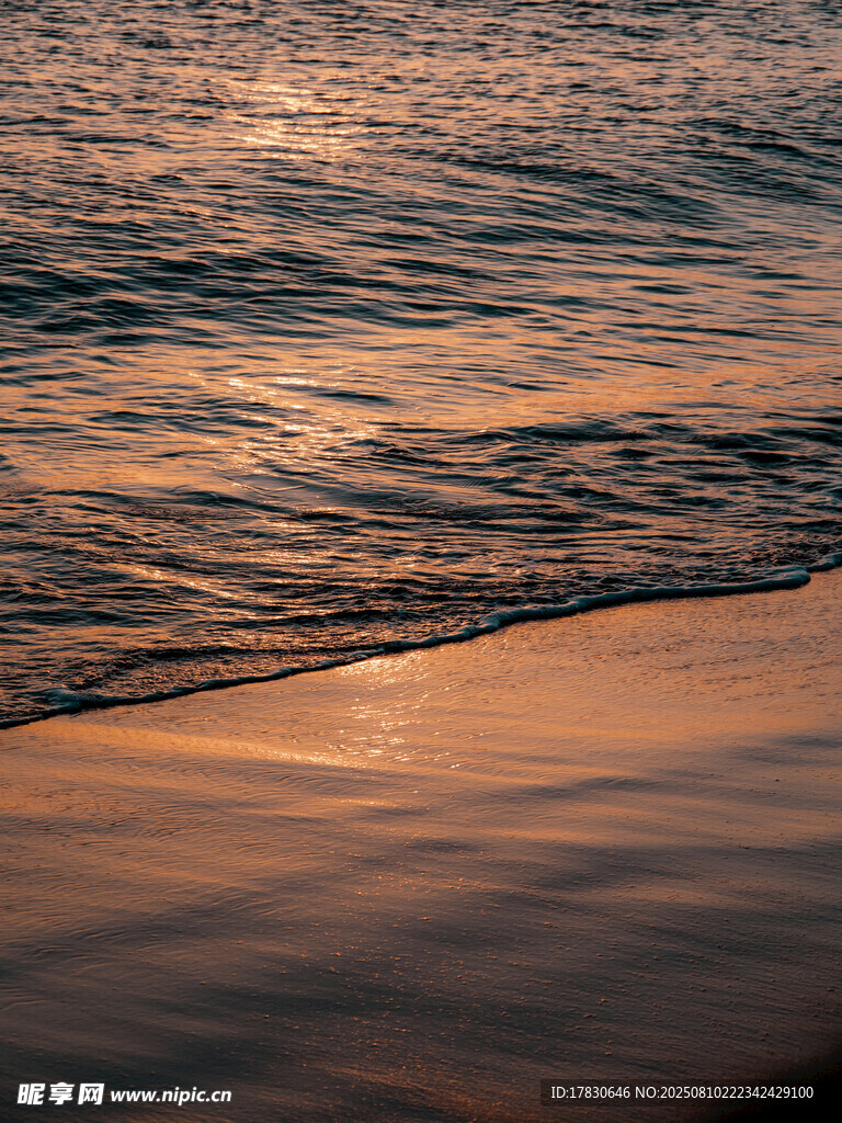 夕阳下的海浪与沙滩