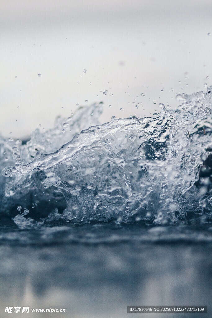 水花飞溅瞬间