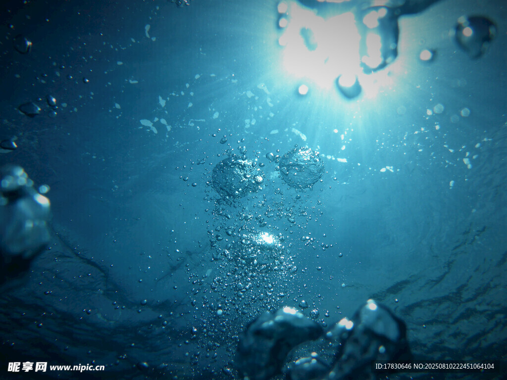 深海中的气泡奇幻景象