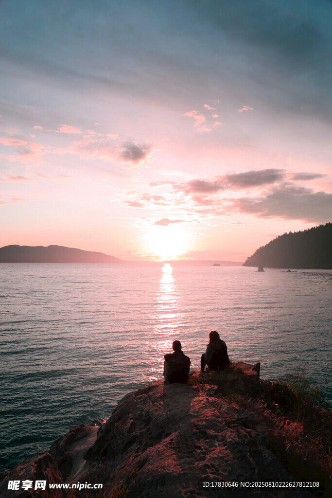 夕阳下海边的温馨三人