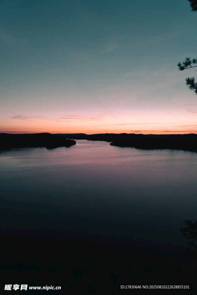 湖畔日落美景