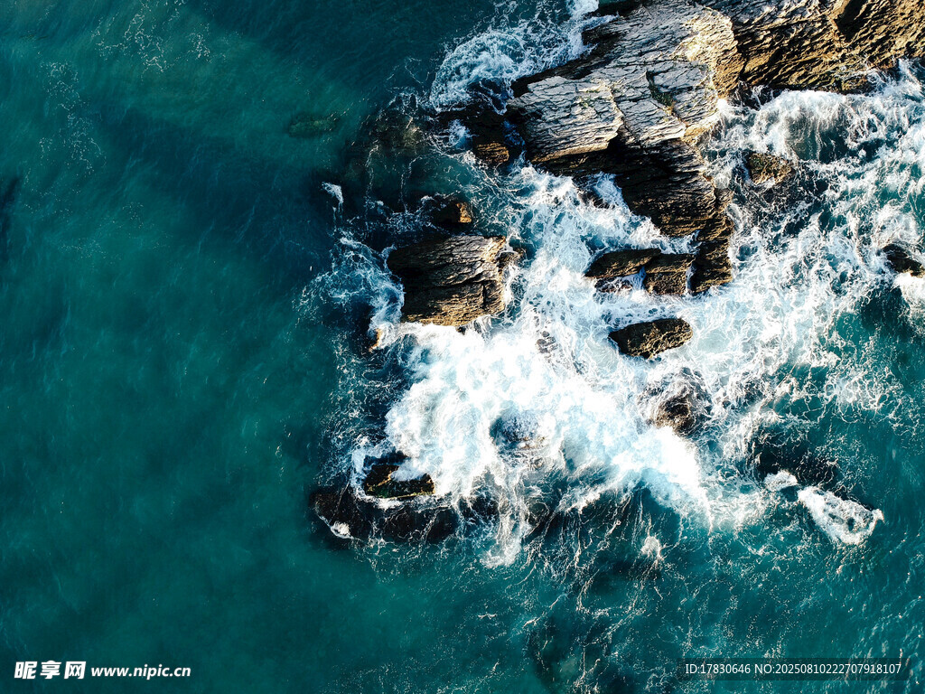 碧海浪花拍击嶙峋礁石