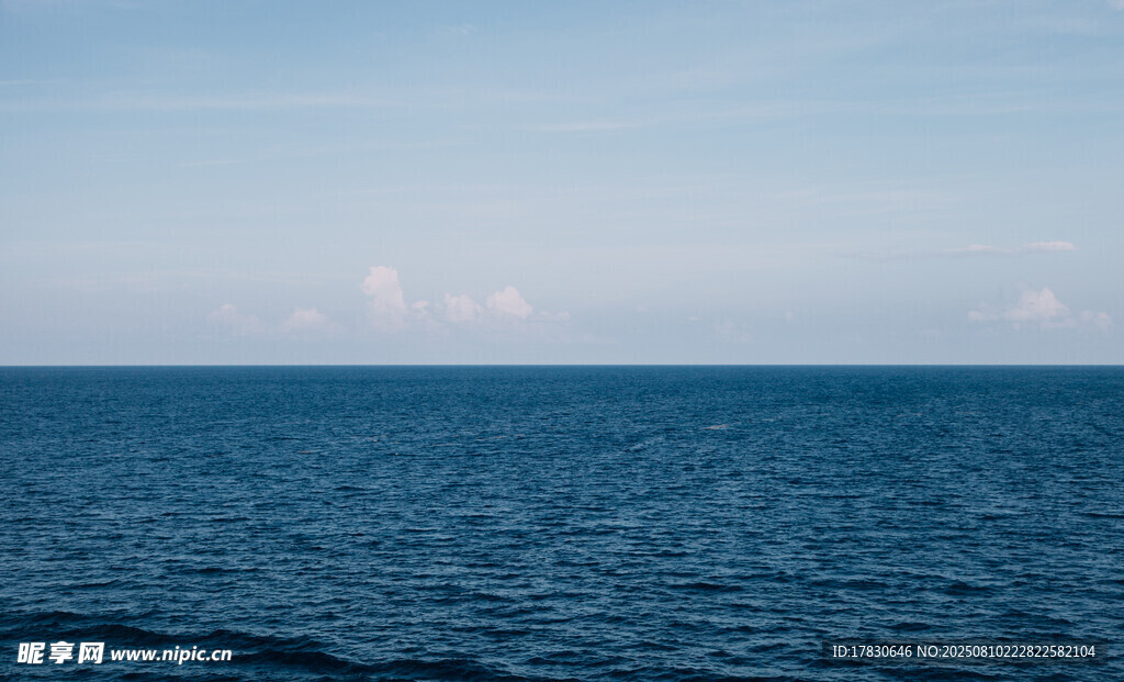 广阔蔚蓝大海天际线美景