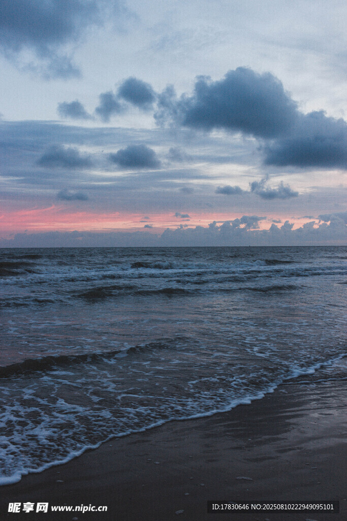 海边日落时分的美丽景致