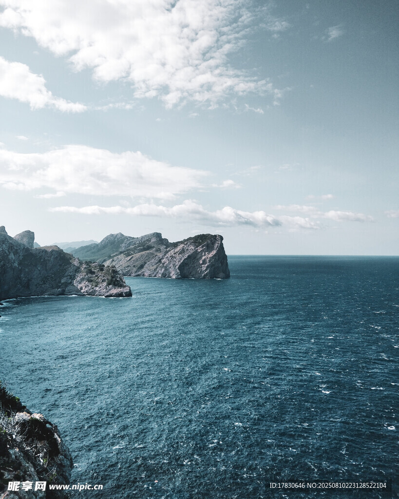 海边嶙峋岩石与广阔大海