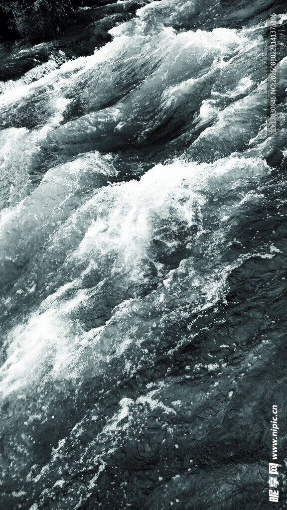 汹涌澎湃的湍急水流