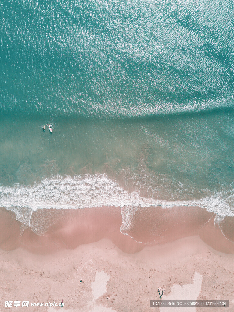 俯瞰美丽海滩与海浪