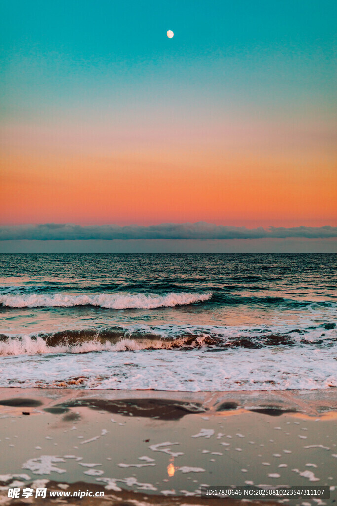 海边日落时的浪漫景致
