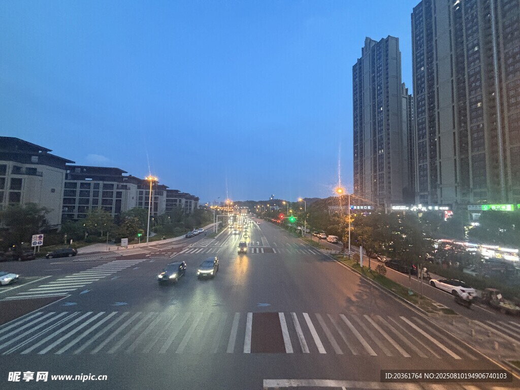 城市黄昏街道车流景象