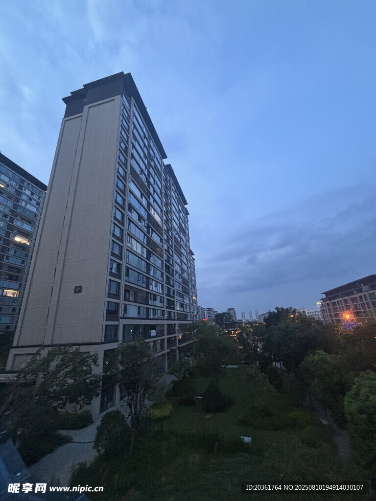 黄昏下的高层住宅景观