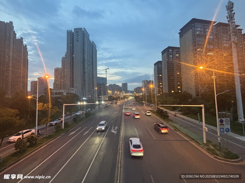 城市黄昏时的繁华交通景象