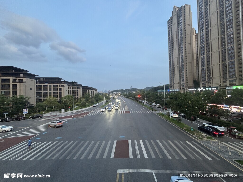 城市宽阔道路与高楼景观