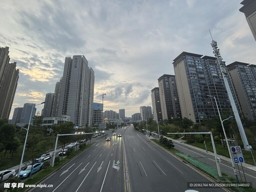 城市宽阔道路与林立高楼