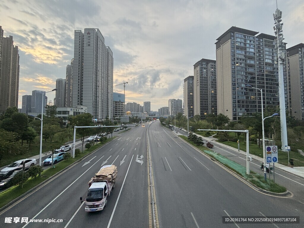 城市宽阔道路与高楼景观