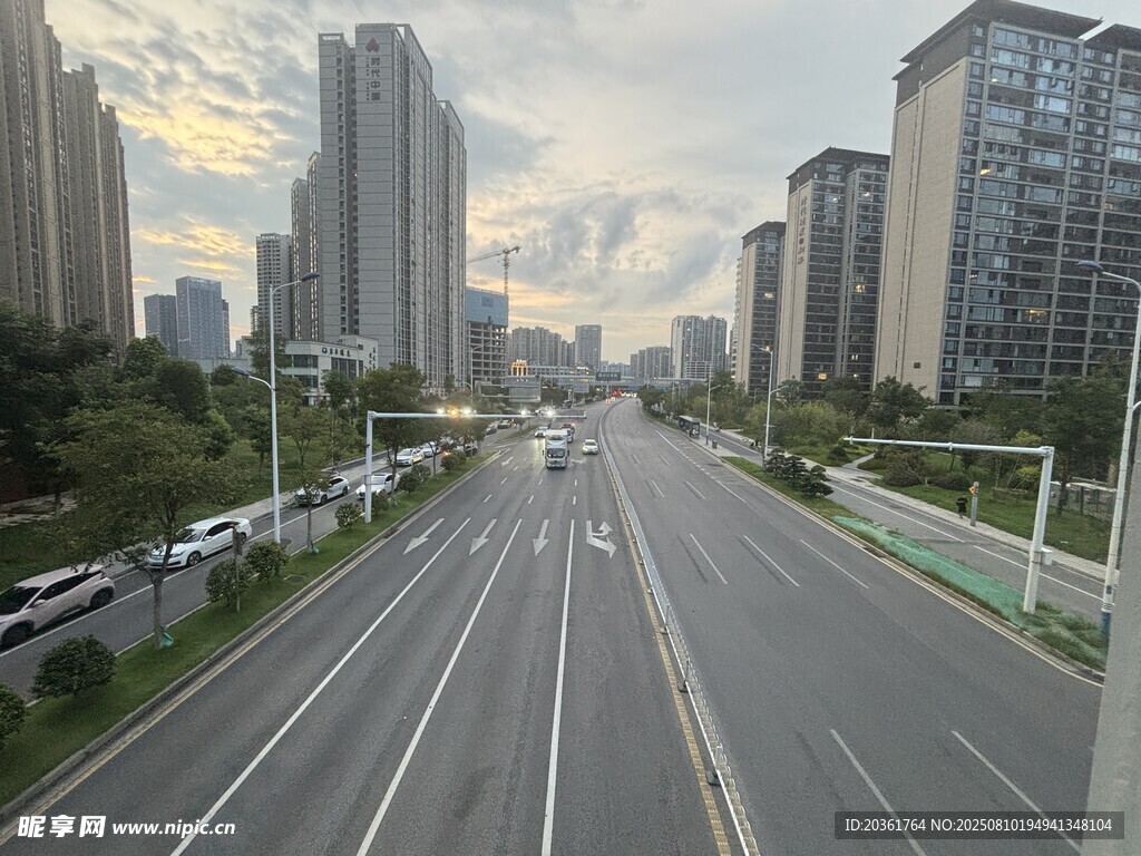 城市宽阔道路与林立高楼