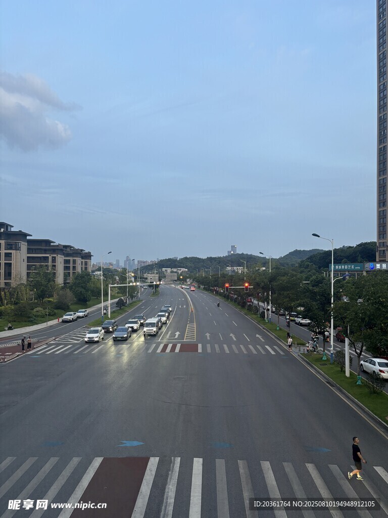 城市宽阔道路远景