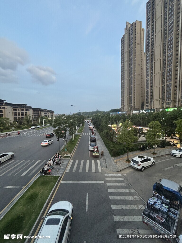 城市道路与高楼景观