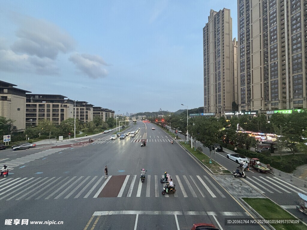 城市宽阔道路与高楼景观