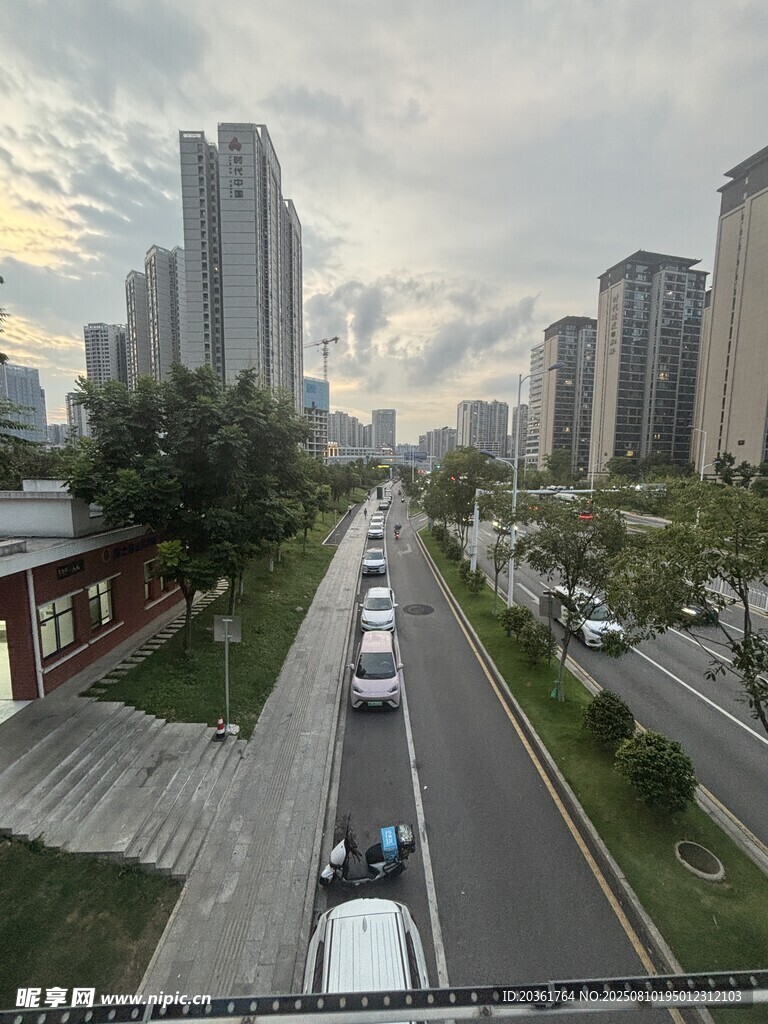 城市道路车流与高楼景观