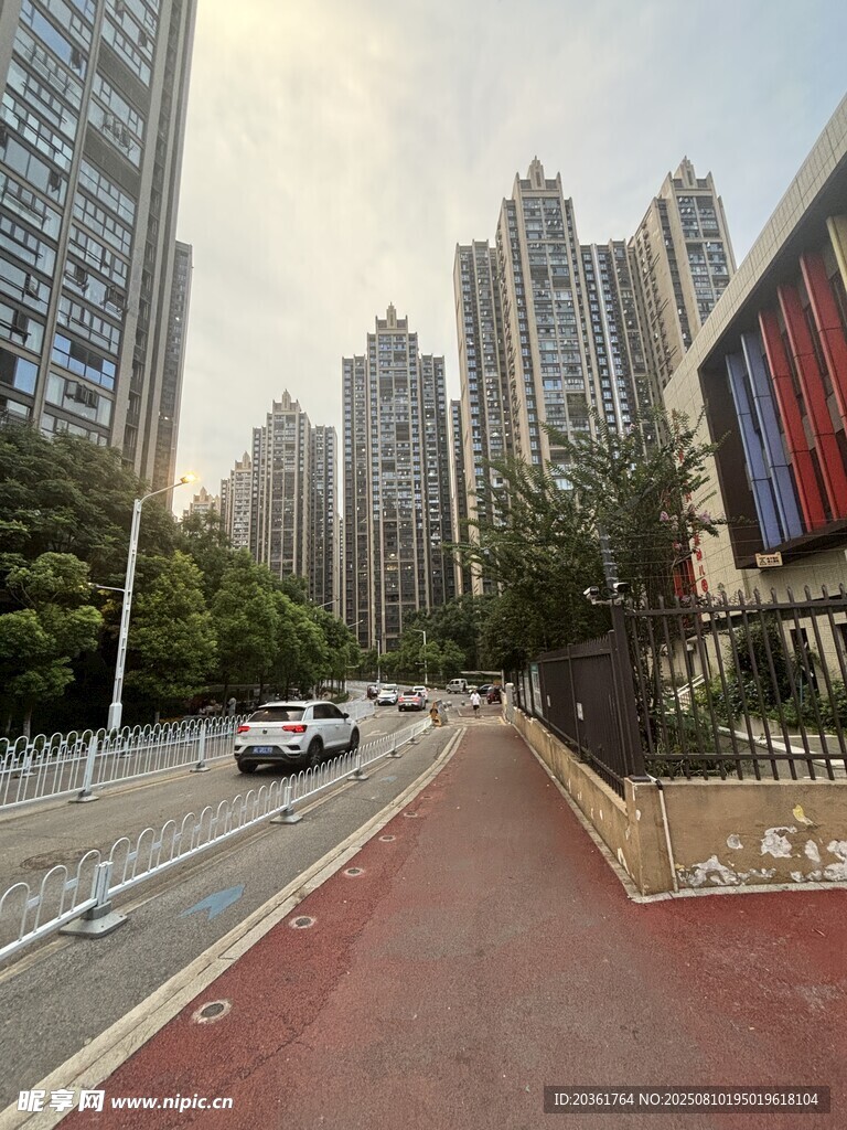 城市街道旁的高楼景观