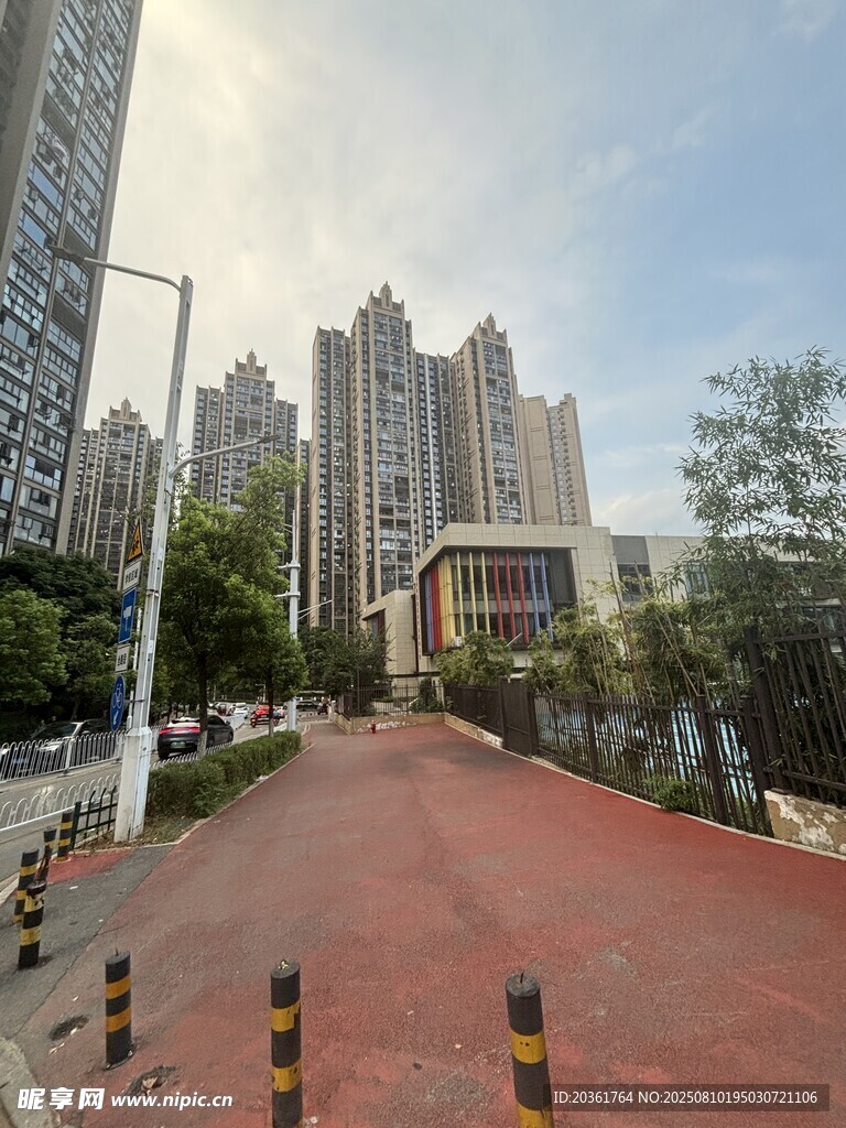 城市中宽阔的红色道路景观