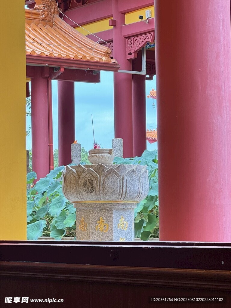 透过红柱望中式建筑景致