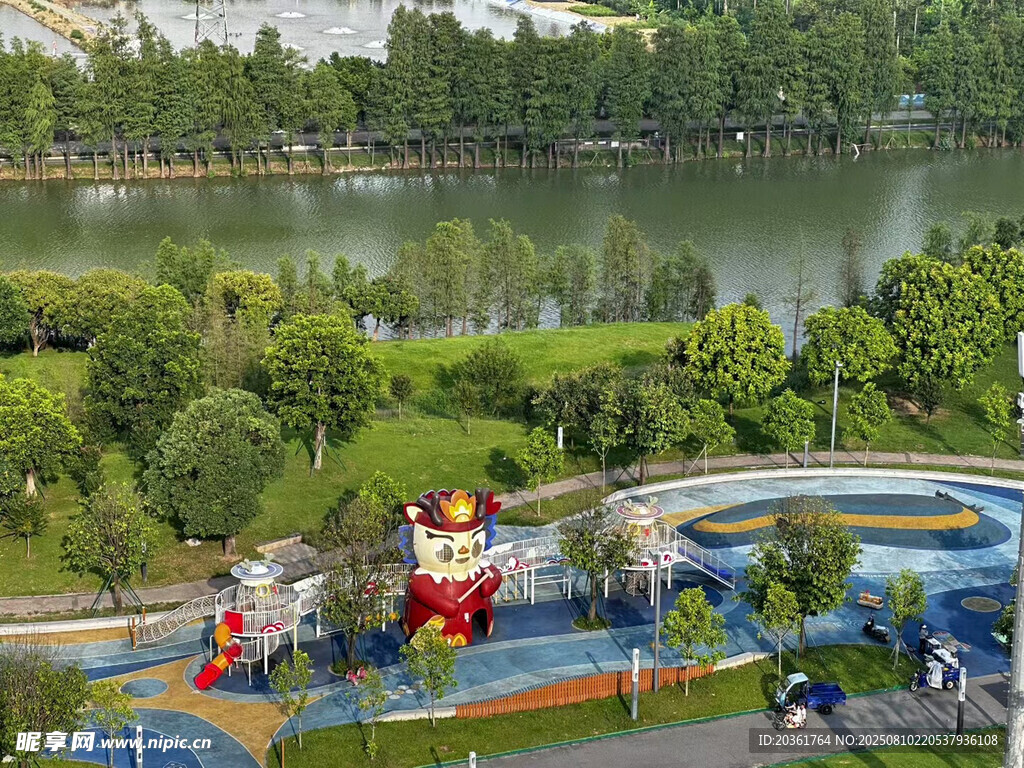 湖畔游乐园欢乐场景