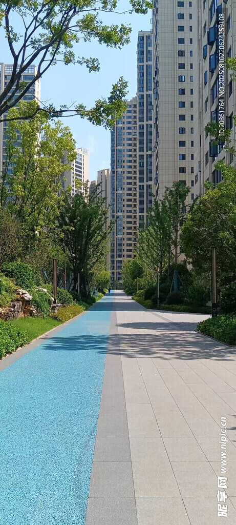城市中色彩亮丽的休闲步道