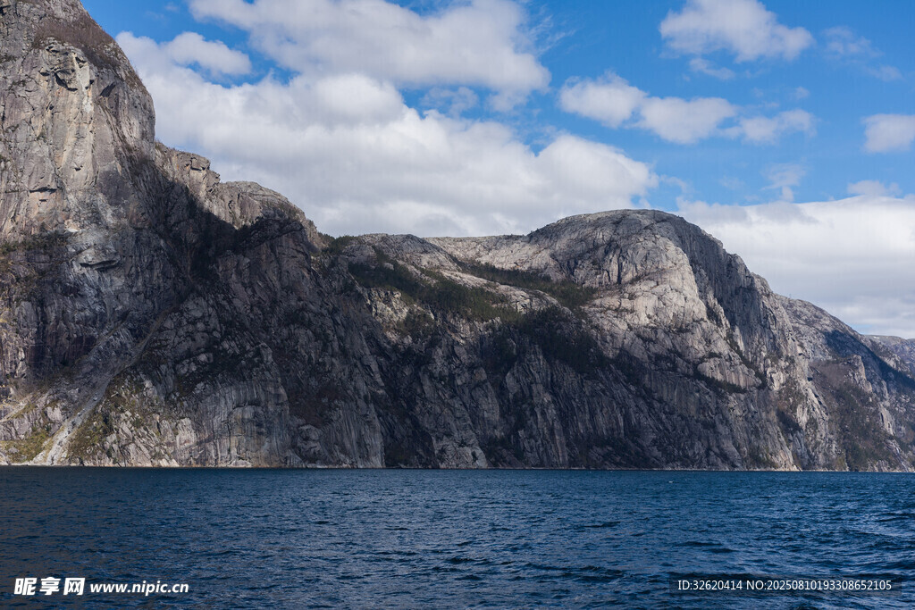 海上巍峨山峦风景